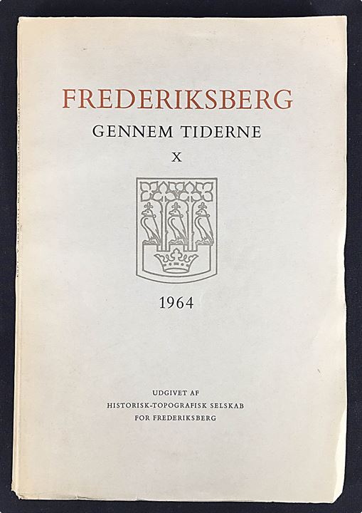 Frederiksberg gennem tiderne no. 10 1964. Bl.a. med lang artikel Da Frederiksberg havde sit eget sporvejsvæsen af Sven Røgind (side 87-157). 174 sider. 