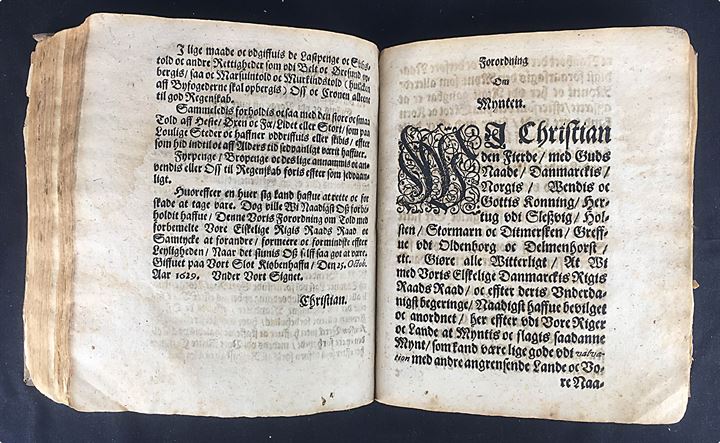 Christian IV Lovsamling med over 100 originale love og forordninger fra perioden 1613-1638 alle indbundet i et bind. Flere med trykoplysning Henrick Waldkirch, Kiøbenhaffn. Meget tidligt og sjældent materiale.
