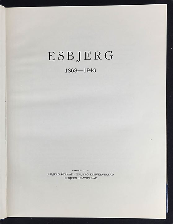 Esbjerg 1868-1943, illustreret jubilæumsbog for 75 året for Lov om Esbjerg havn. 343 sider.
