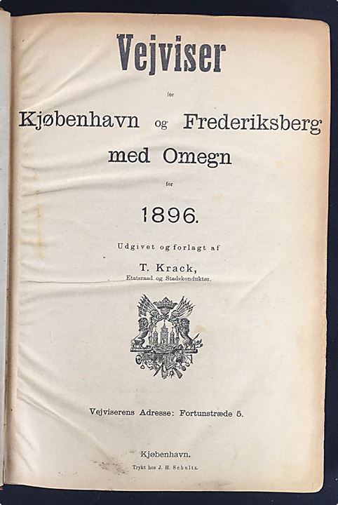 Vejviser for Kjøbenhavn og Frederiksberg 1896. Indeholder Real-, Hus-, Person-, Fag- og Firma-register, samt avertissementer. 784 sider + 32 sider tillæg. Slidt i ryggen.