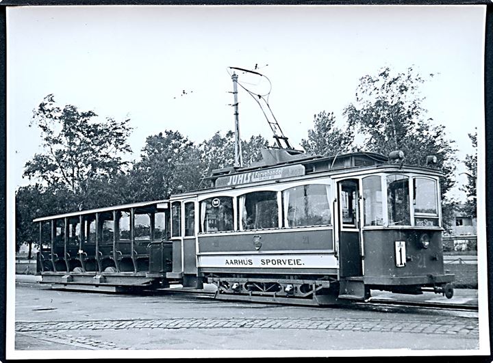 Aarhus Sporveie sporvogn linie 1 med vogn 21 og bivogn. Foto 8½x11½ cm.
