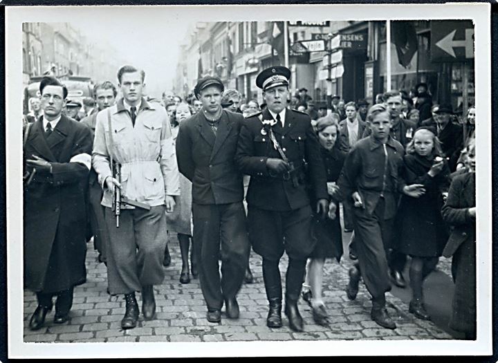 Modstandsfolk i Herning i befrielsesdagene 1945. Foto-Centralen Herning no. 41. 8½x11½ cm.