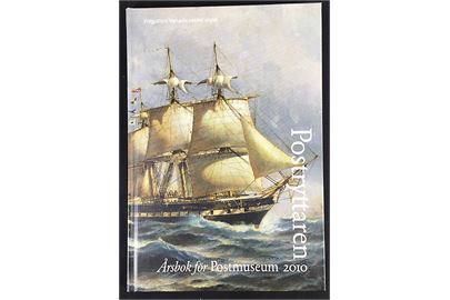 Postryttaren - Årsbok för Postmuseum 2010 med bl.a. artikel om post til/fra fregatten Vanadis verdensomsejling 1883-1885. 152 sider.