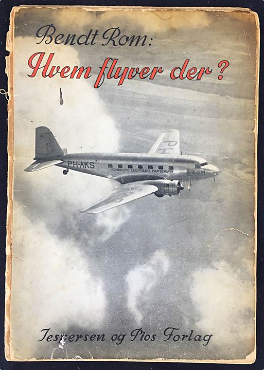 Hvem flyver der? af Bendt Rom. Fjernkendings-håndbog over flyvemaskiner som kan ses i Danmark. Meget løs i ryggen.