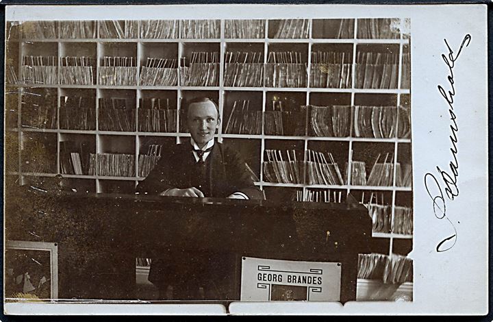 S. Damsholt boghandler i sit kontor. Fotokort u/no.