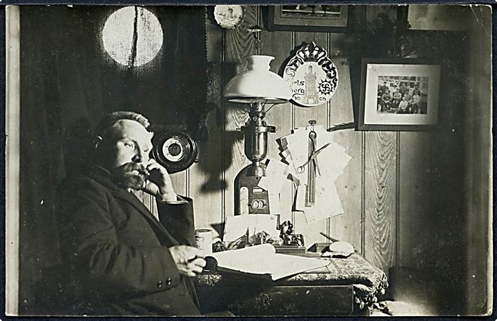 Skibsofficer i kahyt med Aluminia Bryggeriplatte Carlsberg 1908. Fotokort u/no.