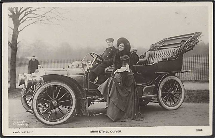 Miss Ethel Oliver foran automobil. Rapid Photo no. 3384.