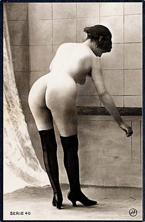 Erotisk postkort. Kvinde bukker sig frem. Set bagfra. Nytryk Stampa PR no. 93.   