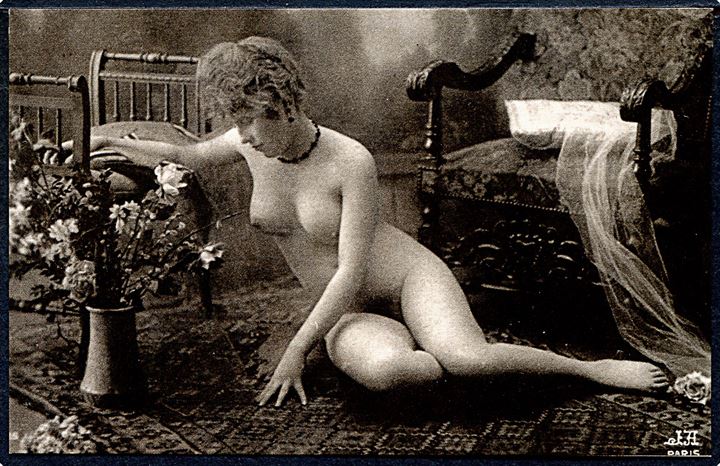 Erotisk postkort. Nøgen kvinde på tæppe. Vase med blomster og møbler omkring hende. Nytryk Stampa PR no. 234.   