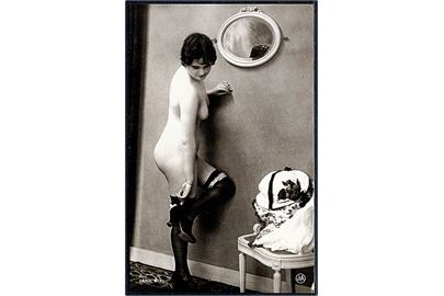 Erotisk postkort. Kvinde poserer op ad væggen. Nytryk Stampa PR no. 168.    