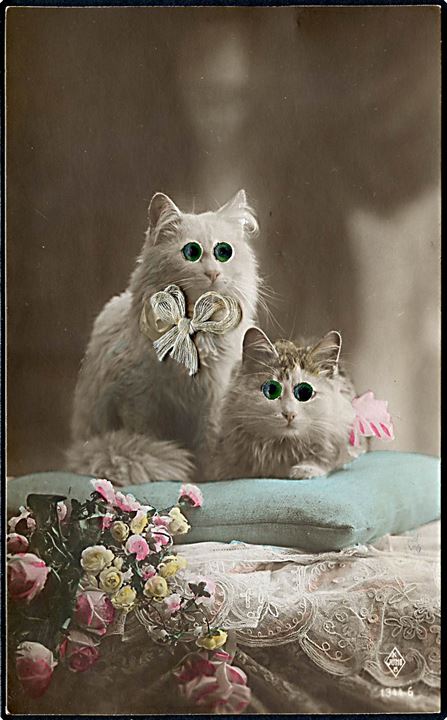 2 katte på grøn pude. Med glas øjne og lysegrøn sløjfe. K. Juno B no. 1344 
- 6. 