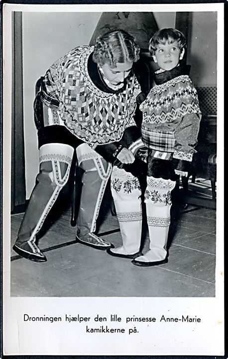 Dronningen hjælper den lille prinsesse Anne - Marie kamikkerne på. Stenders no. 6911. Frankeret med 50 øre, 1 kr. og 2 kr. Ishavsskib annulleret med violet stempel Godthaab d. 22.11.1952 til Aarhus.