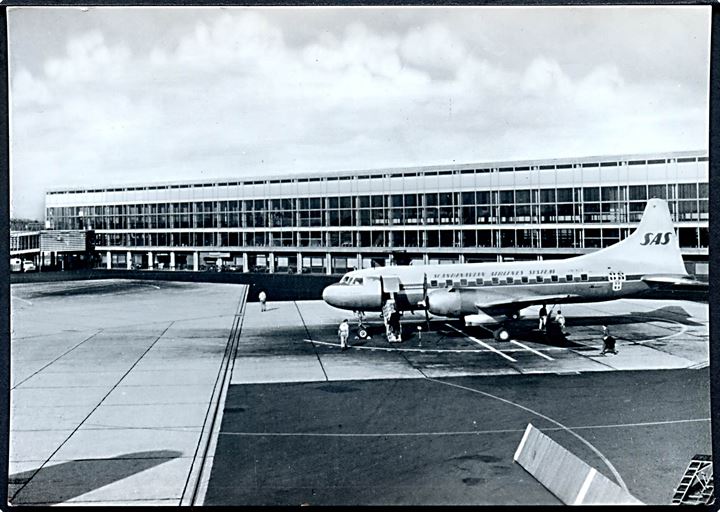 København. Kastrup Lufthavn med fly. F. Munthe - Østerbye no. 816. 
