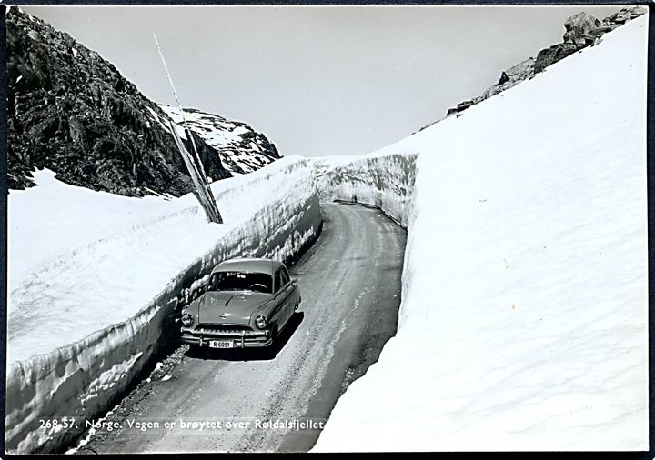 Norge. Vegen er brøytet over Røldalsfjellet. Bil med nummerplade R - 6091. N. Løyning no. 268 57. 