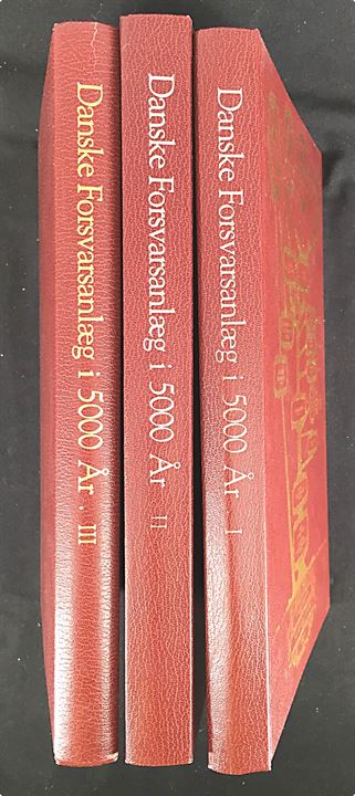 Danske Forsvarsanlæg i 5000 år af Palle Bolten Jagd (red.). Værk i 3 bind 320+295+292 sider.