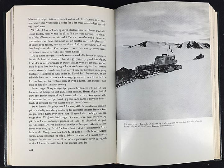 Over Sydpolen af Vivian Fuchs & Edmund Hillary. Illustreret beskrivelse af Britisk Trans-Antarktiske Ekspedition 1955-1958. 347 sider med 40 sort/hvid og 24 farve fotos og diverse kort. 