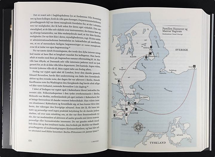 Landsmænd - De danske jøders flugt i oktober 1943 af Bo Lidegaard. 506 sider.