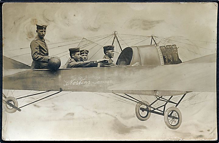 Studiefoto med antagelige sønderjyske soldater i flyver påskrevet Nordens Sønner. U/no.