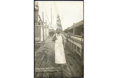 Azalia, amerikansk 3-mastet skonnert. Mandskabsfoto af skibskok i San Pedro. U/no.