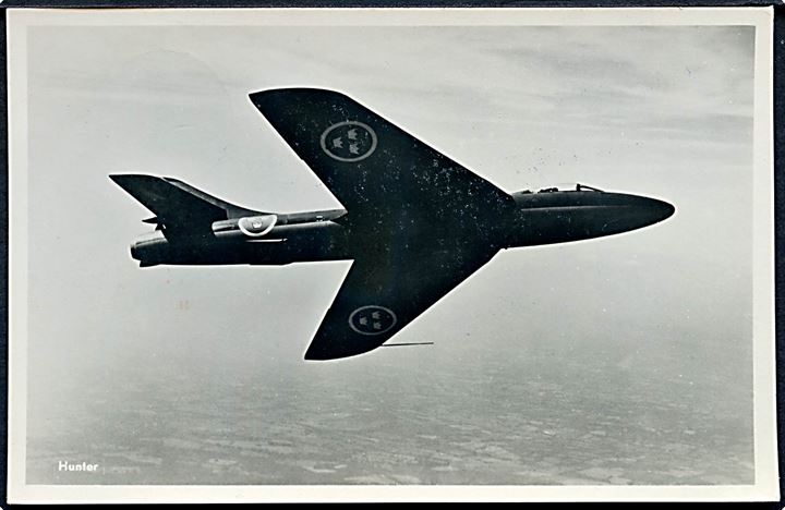 Hawker Hunter fra det svenske flyvevåben. Foto F3 nr. 12. Frankeret med 25 öre Gustaf fra Malmslätt d. 9.10.1962 til sømand ombord på M/S Atlantide via rederiadresse i Stockholm. Opfrankeret med 55 öre firmafranko og eftersendt til skibet i samlekuvert.
