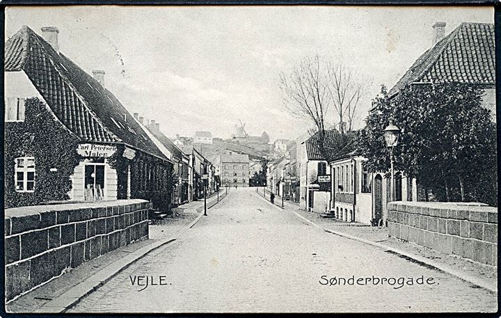 Vejle. Sønderbrogade. Mølle ses i baggrunden. H. B. no. 10530. (Afrevet mærke). 