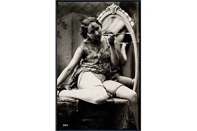 Erotisk postkort. Kvinde iført tøj med cigaret. Nytryk Stampa PR no. 15. 