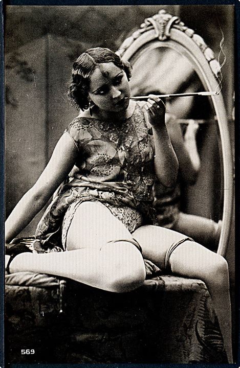 Erotisk postkort. Kvinde iført tøj med cigaret. Nytryk Stampa PR no. 15. 