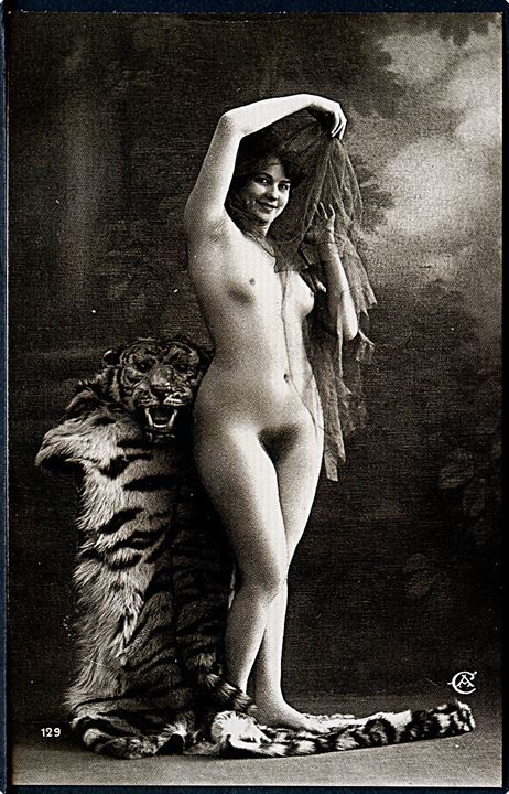 Erotisk postkort. Nøgen kvinde posere ved tigerskind. Nytryk Stampa PR no. 167.    