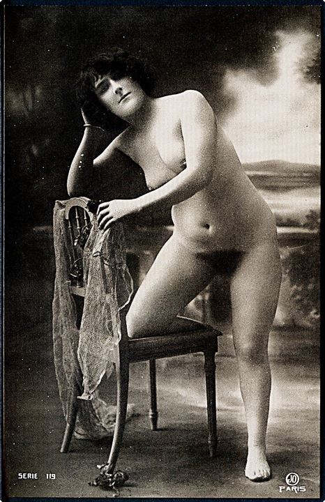Erotisk postkort. Nøgen kvinde poserer ved stol. Nytryk Stampa PR no. 92.    