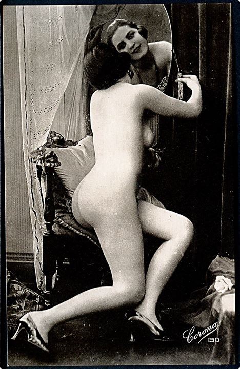 Erotisk postkort. Nøgen kvinde siddende i stol, kigger i spejl. Nytryk Stampa PR no. 275.     