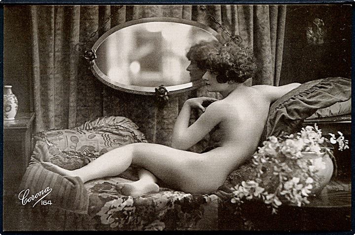 Erotisk postkort. Nøgen kvinde ligger i divan. Nytryk Stampa PR no. 246.     