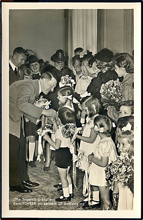 Adolf Hitler hilser på små børn ved hans 50 års fødselsdag. No. 1162.