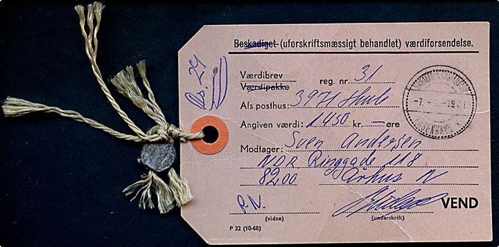 Manila-mærke for Beskadiget Værdiforsendelse - F32 (10-68) - for værdibrev fra Thule stemplet Grønlands Postkontor København K. d. 7.3.1981 til Aarhus. Vedhængende blyplombe.