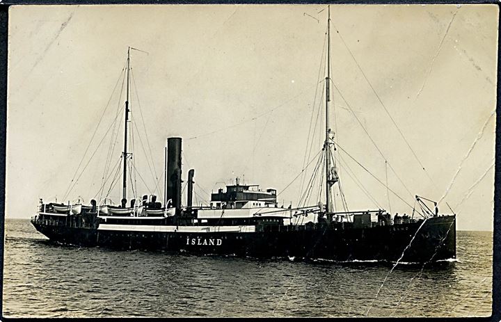 Island, S/S, DFDS rutebåd mellem Danmark og Island 1915-1937. Forliste ved May Island d. 13.4.1937. Kort med folder.