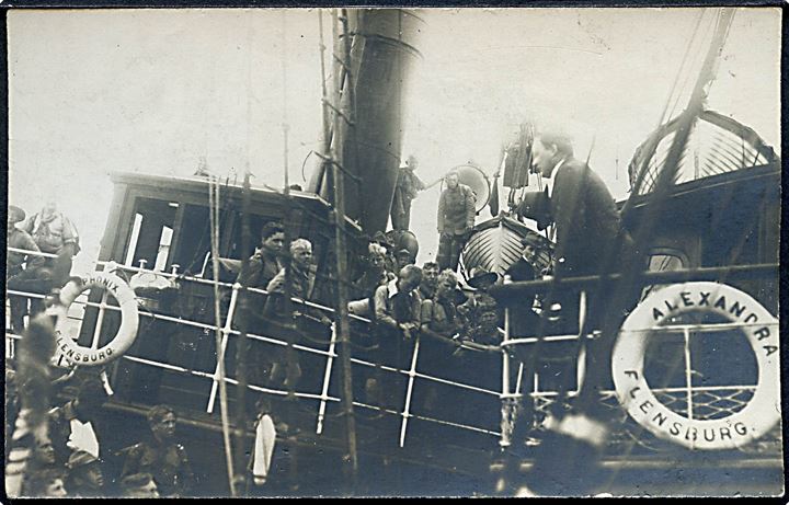 Spejdere fra Det Danske Spejderkorps besøger Sønderborg (23.-24.7.1919) i forbindelse med DDS's 2. korpslejr - Hindsgavllejren 16.-26.7.1919. Ankomst med de to Flensburg dampskibe Phønix og Alexandra til Sønderborg. Fotokort u/no.