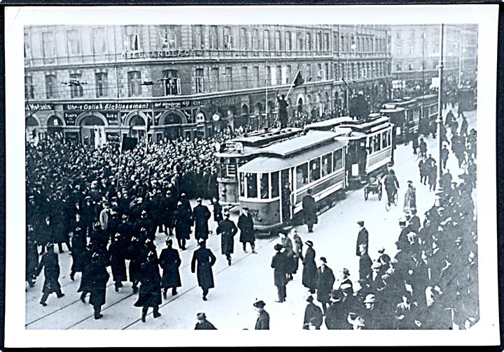 Slaget på Grøndtorvet d. 13.11.1918 med sporvogn no. 357 og 581. Billedet viser syndikalisten Johannes Sperling med fane op taget af en sporvogn, kort inden han blev overmandet af politiet. Nyere aftryk af et historisk fotografi. 9x13 cm.