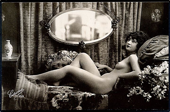 Erotisk postkort. Nøgen kvinde ligger på divan. Nytryk Stampa PR no. 250.     