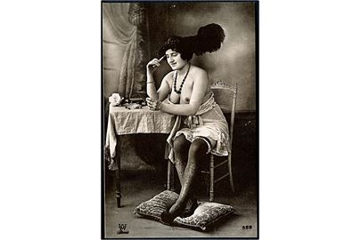 Erotisk postkort. Topløs kvinde sidder ved bord. Iført hat. Nytryk Stampa PR no. 261.     