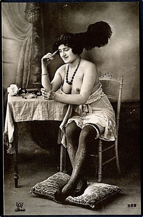 Erotisk postkort. Topløs kvinde sidder ved bord. Iført hat. Nytryk Stampa PR no. 261.     