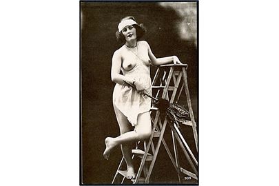 Erotisk postkort. Topløs kvinde på stige. Nytryk Stampa PR no. 270.     