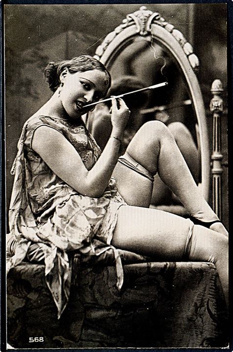 Erotisk postkort. Kvinde poserer ved spejl. Med cigaret. Nytryk Stampa PR no. 6.     