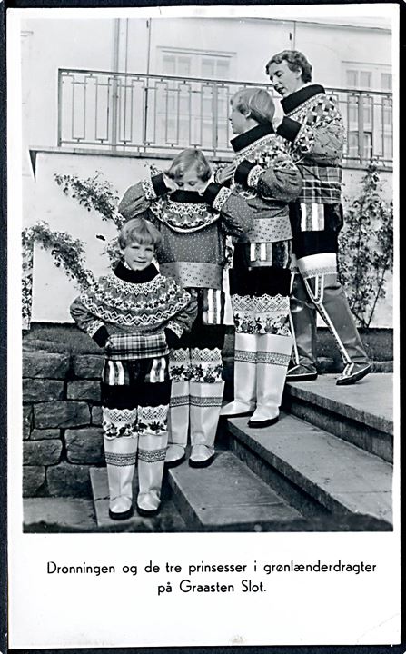 Graasten Slot. Dronningen og de tre prinsesser i Grønlænderdragter. Stenders, Overskuddet går til T. B. - bekæmpelsen i Grønland u/no. 