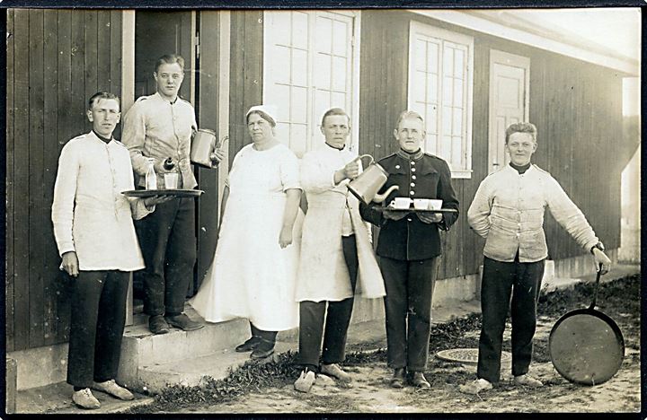 Køkkenpersonale foran bygning. Sted ukendt. Fotokort u/no. 