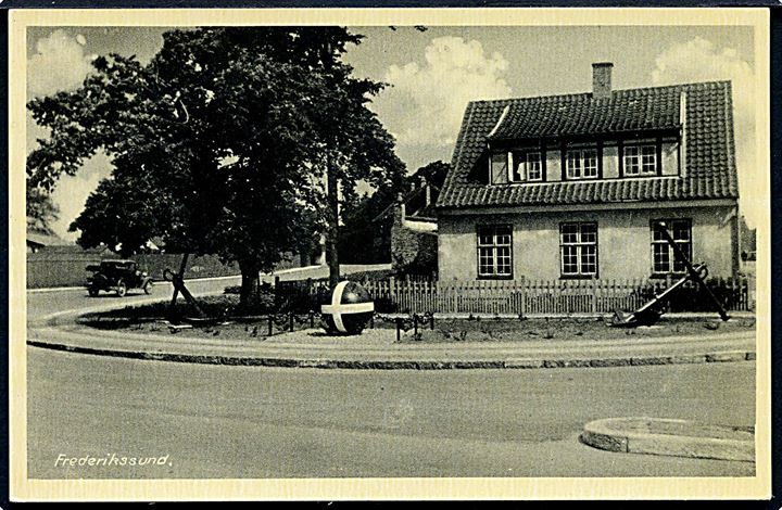 Frederikssund. Anker og Mine foran hus. Rudolf Olsens Kunstforlag no. 747. 