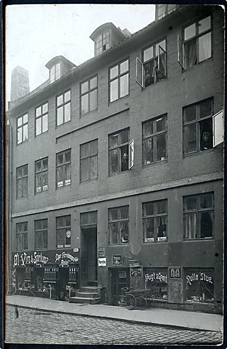 København, Sankt Peder Stræde nr. 47 med Cigar Forretningen Reiel og F. C. Olsen Mekanisk Værksted. . Fotokort u/no.