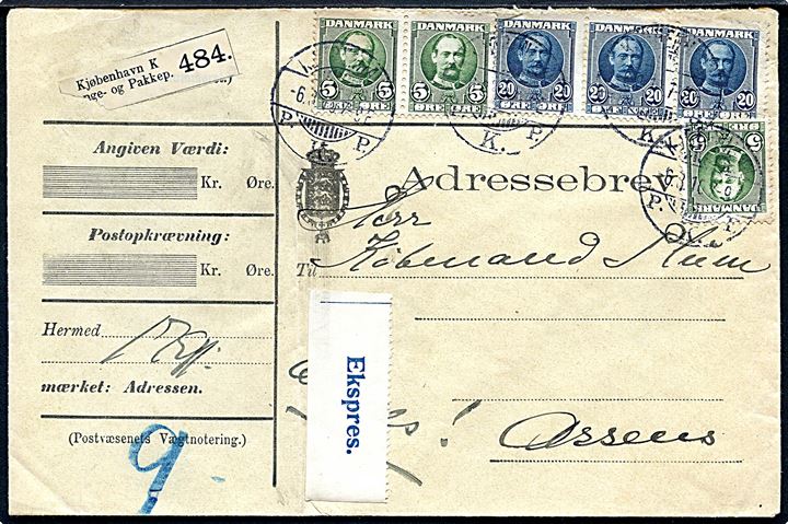 5 øre (3) og 20 øre (3) Fr. VIII på 75 øre frankeret adressekort for ekspres-pakke fra Kjøbenhavn 6.8.1910 til Assens. Tidlig blå ekspres-etiket. Lodret fold.
