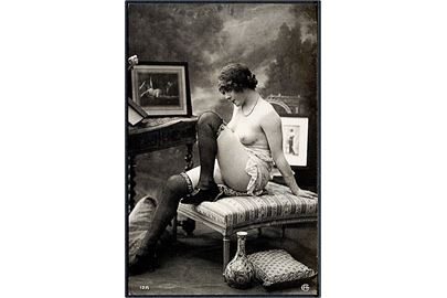 Erotisk postkort. Topløs kvinde sidder på stor skammel. Nytryk Stampa PR no. 57.   