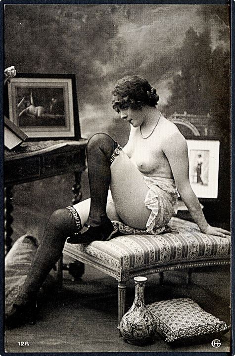 Erotisk postkort. Topløs kvinde sidder på stor skammel. Nytryk Stampa PR no. 57.   
