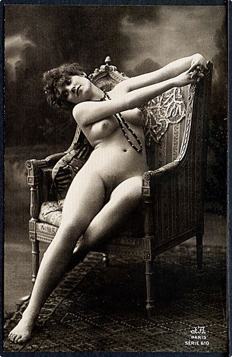 Erotisk postkort. Nøgen kvinde poserer i stol. Nytryk Stampa PR no. 77.    