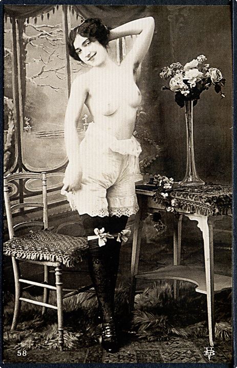 Erotisk postkort. Topløs kvinde posere ved bord og stol. Nytryk Stampa PR no. 95.    